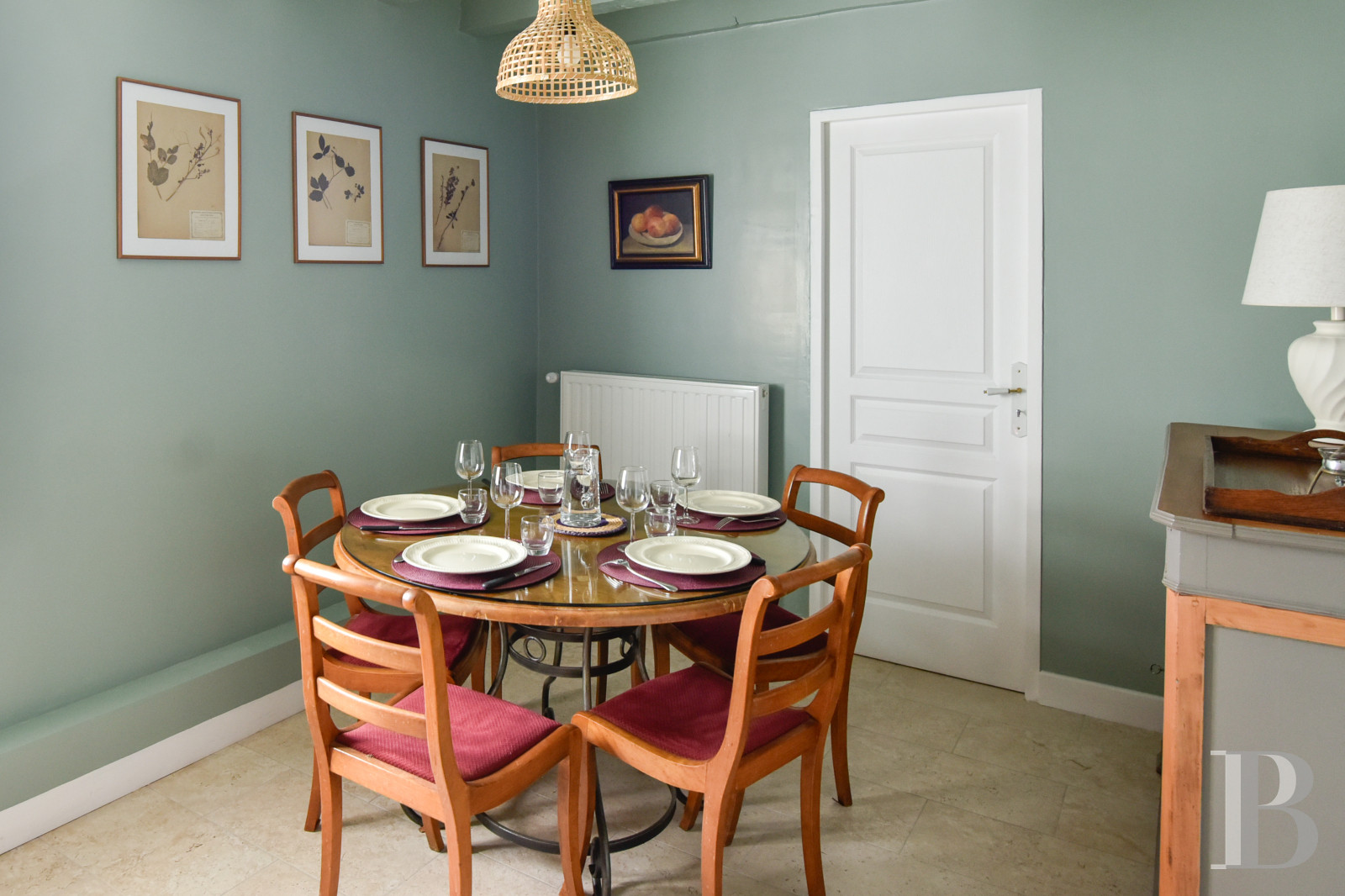 En Limousin, dans le sud-est de la Creuse et à proximité d’Aubusson, un logis indépendant du 17e siècle au centre d’une place forte médiévale,  - photo  n°16